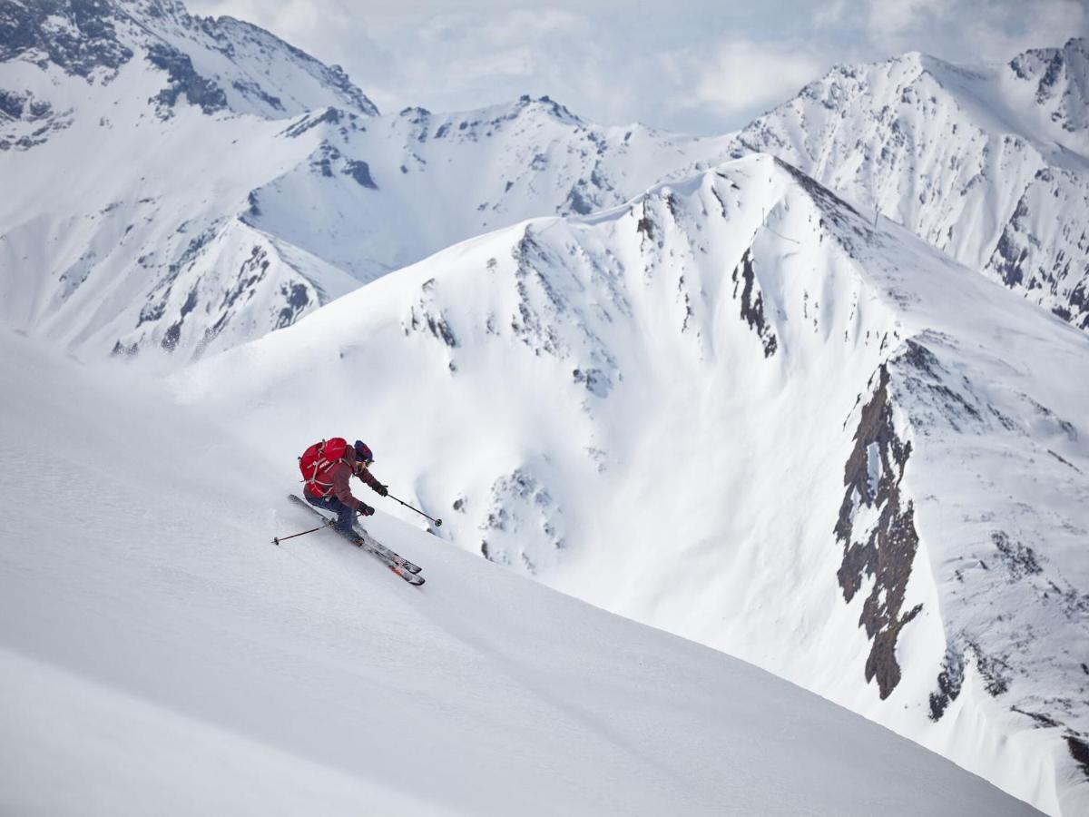 In Overlooking The Mountains * Ischgl